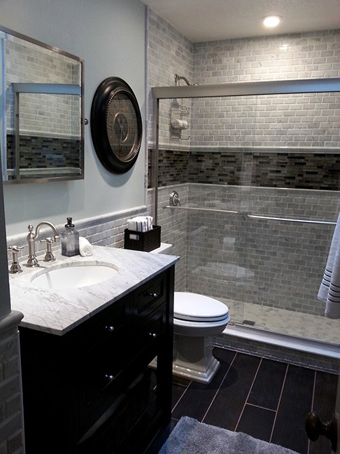 Стильный дизайн: ванная комната среднего размера в стиле неоклассика (современная классика) с фасадами островного типа, темными деревянными фасадами, угловым душем, раздельным унитазом, серой плиткой, керамогранитной плиткой, синими стенами, полом из керамогранита, душевой кабиной, врезной раковиной и мраморной столешницей - последний тренд