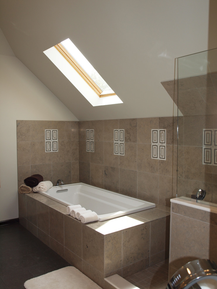 Aménagement d'une salle de bain principale contemporaine de taille moyenne avec une baignoire posée, un carrelage beige, un carrelage de pierre et un mur beige.