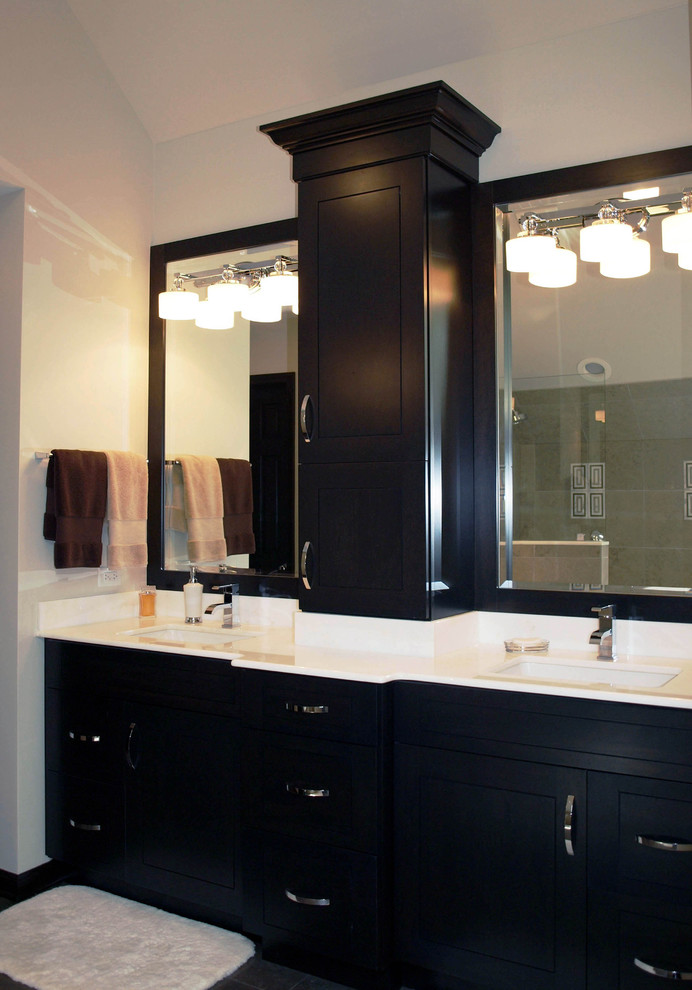 Foto de cuarto de baño principal actual de tamaño medio con lavabo bajoencimera, armarios estilo shaker, puertas de armario de madera en tonos medios y paredes beige