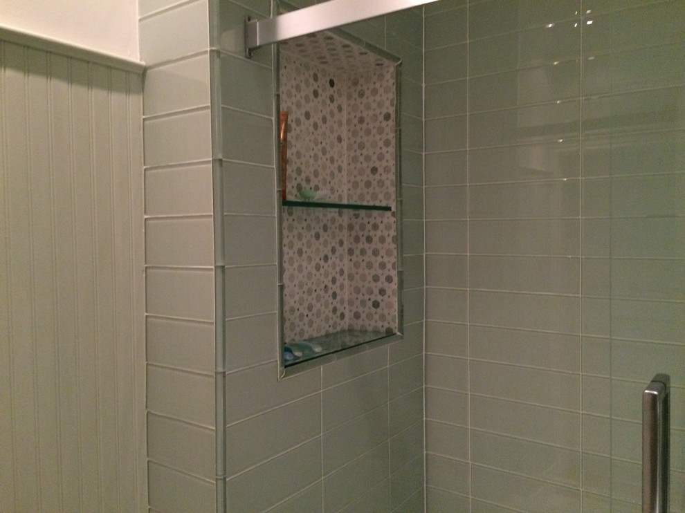 Ispirazione per una piccola stanza da bagno classica con ante bianche, vasca ad alcova, piastrelle verdi, piastrelle di vetro e top in granito