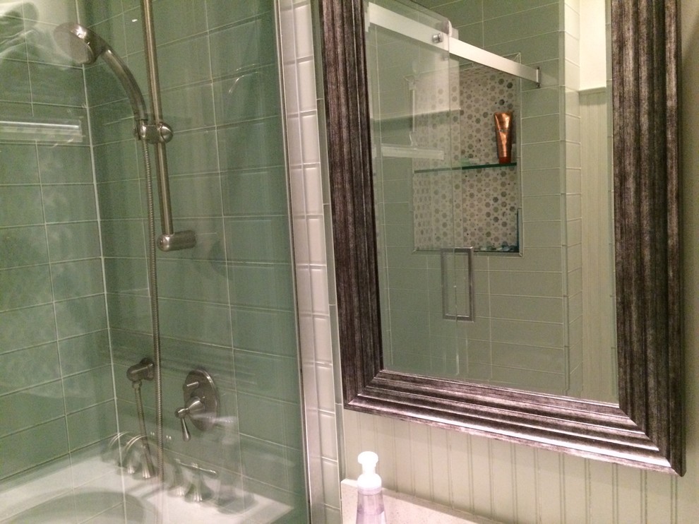 Exemple d'une petite salle de bain avec des portes de placard blanches, une baignoire en alcôve, un combiné douche/baignoire, un carrelage vert, un carrelage en pâte de verre, un mur vert, un sol en carrelage de terre cuite, un lavabo encastré, un plan de toilette en granite et WC à poser.