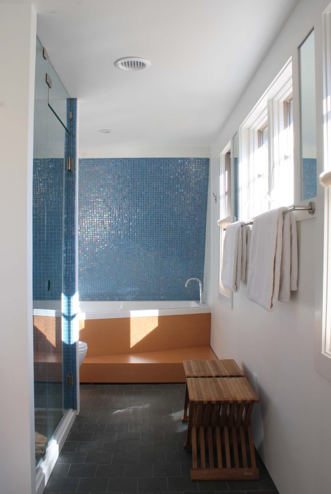 Стильный дизайн: ванная комната в современном стиле с плиткой мозаикой и серым полом - последний тренд