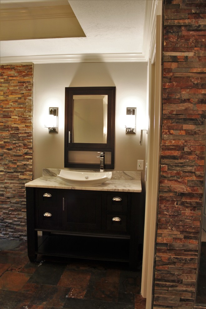 Klassisk inredning av ett mellanstort en-suite badrum, med möbel-liknande, skåp i mörkt trä, ett fristående badkar, en dubbeldusch, en bidé, flerfärgad kakel, stenkakel, grå väggar, skiffergolv, ett fristående handfat och marmorbänkskiva