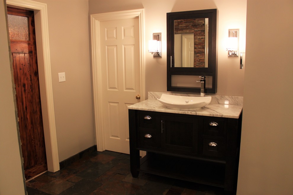 Klassisk inredning av ett mellanstort en-suite badrum, med möbel-liknande, skåp i mörkt trä, ett fristående badkar, en dubbeldusch, en bidé, flerfärgad kakel, stenkakel, grå väggar, skiffergolv, ett fristående handfat och marmorbänkskiva