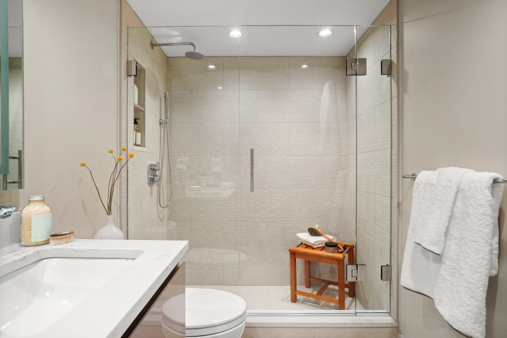 Bild på ett litet funkis vit vitt badrum med dusch, med beige skåp, beige kakel, beige väggar, marmorbänkskiva och dusch med gångjärnsdörr