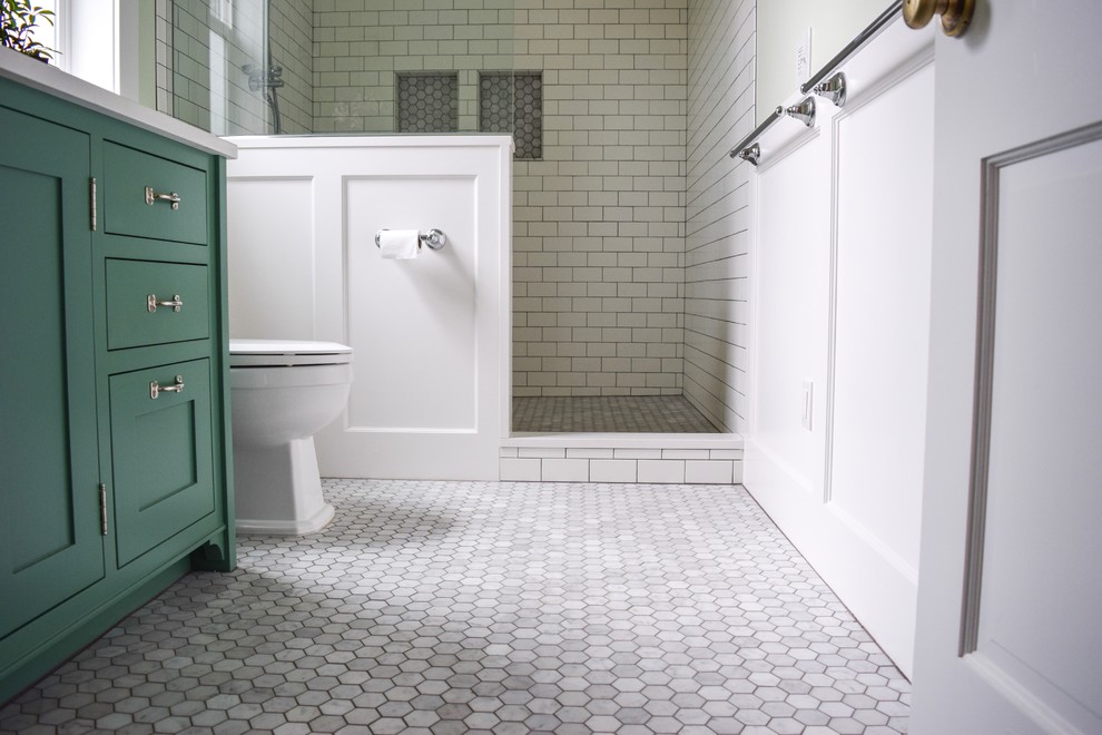 Idéer för ett mellanstort lantligt vit en-suite badrum, med skåp i shakerstil, gröna skåp, en dusch i en alkov, vit kakel, tunnelbanekakel, gröna väggar, marmorgolv, grått golv och med dusch som är öppen