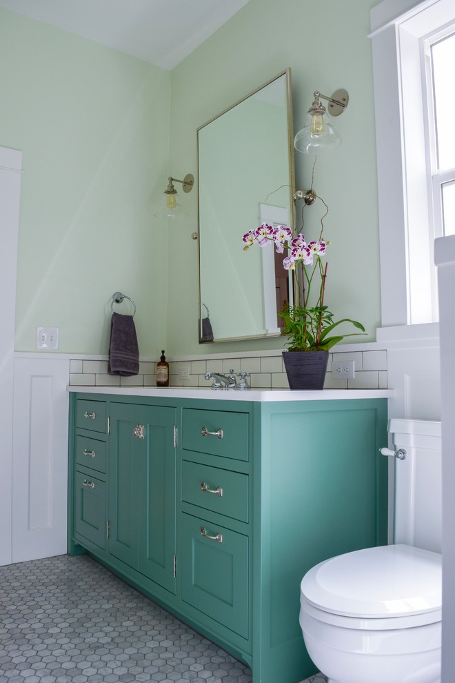 Inspiration pour une salle de bain principale rustique de taille moyenne avec un placard à porte shaker, des portes de placards vertess, un carrelage blanc, un carrelage métro, un mur vert, un sol en marbre, un sol gris et un plan de toilette blanc.