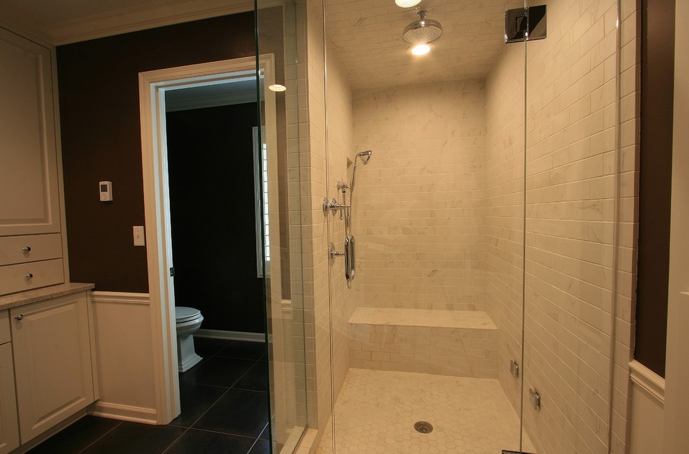 Modelo de cuarto de baño clásico de tamaño medio
