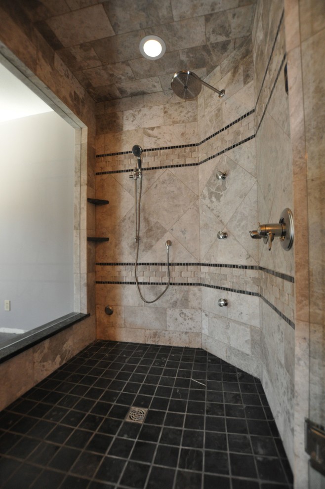 Cette image montre une salle de bain bohème.