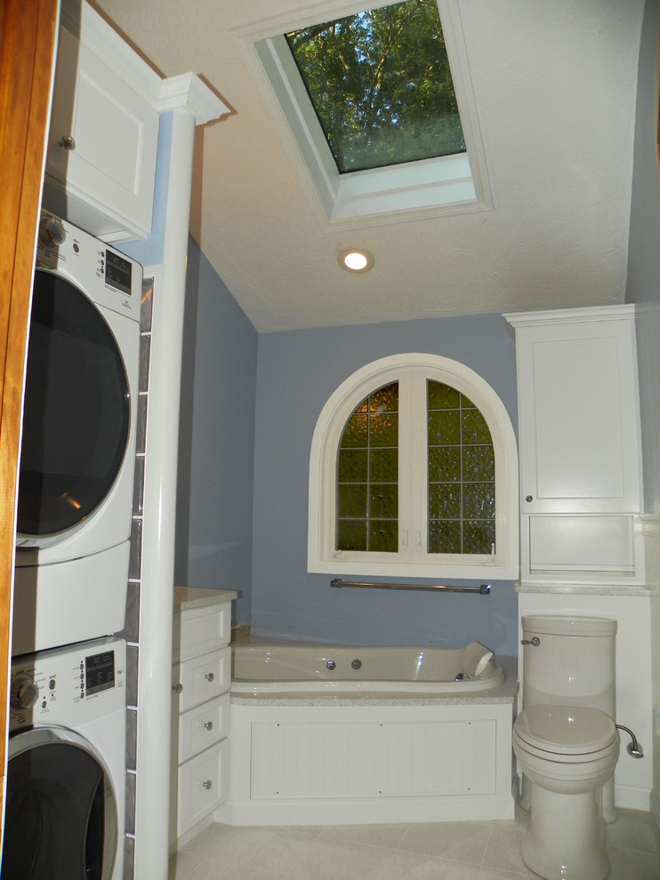 Свежая идея для дизайна: ванная комната среднего размера в классическом стиле с врезной раковиной, фасадами в стиле шейкер, белыми фасадами, столешницей из искусственного кварца, гидромассажной ванной, унитазом-моноблоком, синими стенами, полом из керамогранита и душевой кабиной - отличное фото интерьера