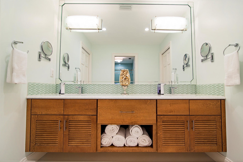 マイアミにあるお手頃価格の中くらいなコンテンポラリースタイルのおしゃれなバスルーム (浴槽なし) (ルーバー扉のキャビネット、中間色木目調キャビネット、白い壁、アンダーカウンター洗面器、緑のタイル、モザイクタイル、トラバーチンの床、御影石の洗面台、ベージュの床) の写真
