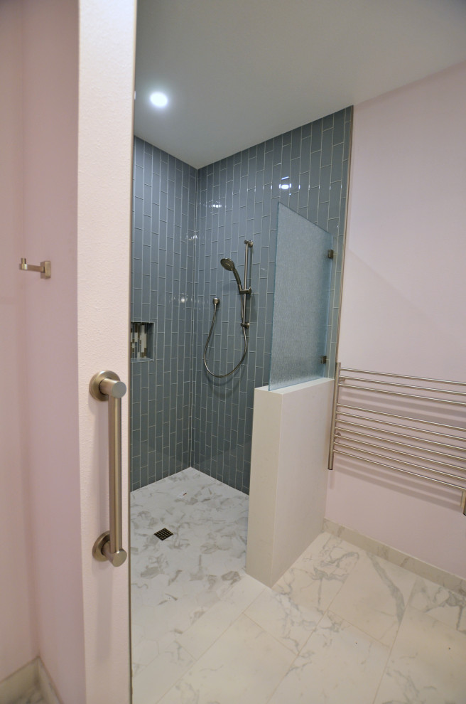 Идея дизайна: маленькая главная ванная комната в современном стиле с плоскими фасадами, белыми фасадами, душем без бортиков, унитазом-моноблоком, синей плиткой, стеклянной плиткой, фиолетовыми стенами, полом из керамической плитки, врезной раковиной, столешницей из кварцита, серым полом, душем с распашными дверями, белой столешницей, нишей, тумбой под две раковины и подвесной тумбой для на участке и в саду
