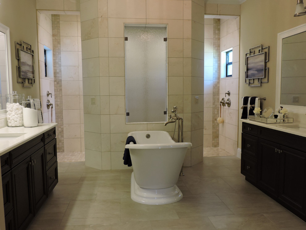 Idéer för ett stort medelhavsstil en-suite badrum, med ett fristående badkar, en öppen dusch, beige kakel, porslinskakel, beige väggar, klinkergolv i porslin, ett nedsänkt handfat och bänkskiva i kvartsit