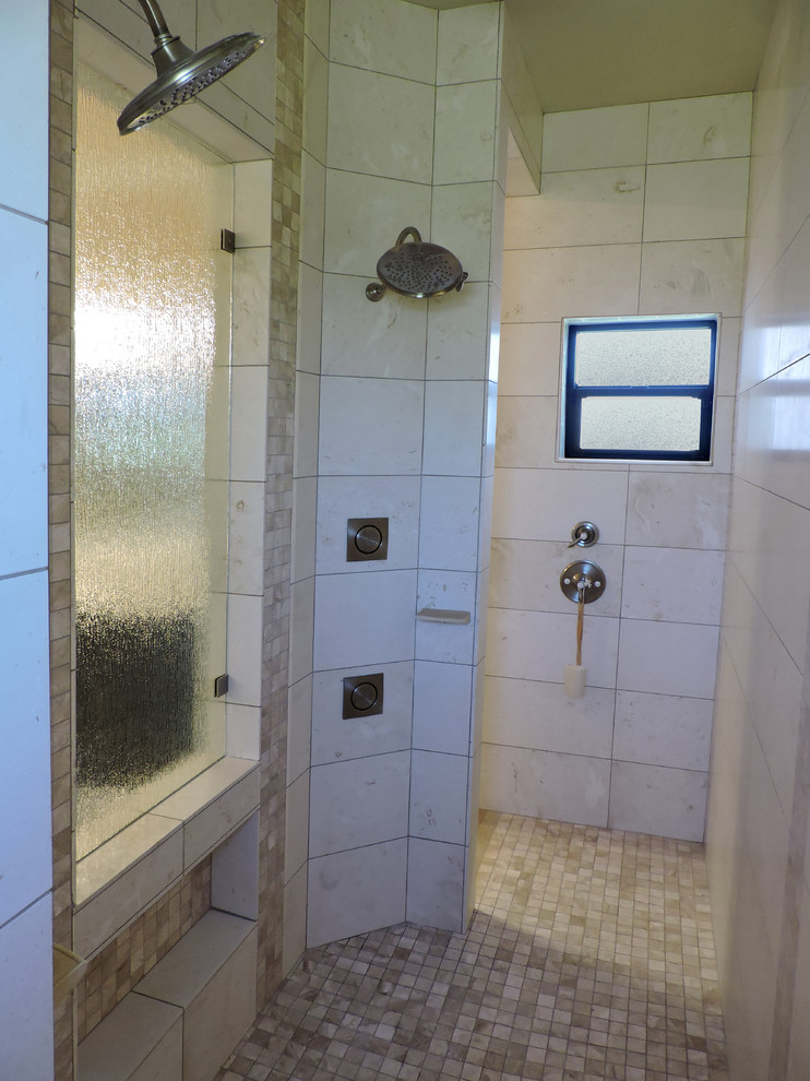 Imagen de cuarto de baño principal mediterráneo grande con bañera exenta, ducha abierta, sanitario de una pieza, baldosas y/o azulejos beige, baldosas y/o azulejos de piedra y lavabo encastrado
