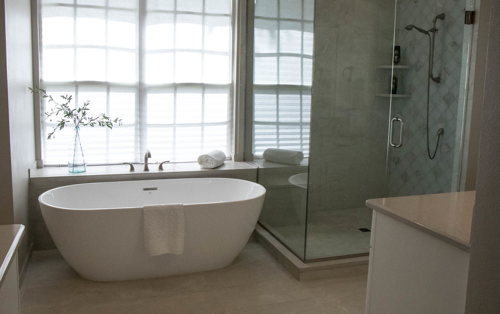 Foto på ett mellanstort vintage en-suite badrum, med vita skåp, ett fristående badkar, en hörndusch, grå kakel, porslinskakel, grå väggar, klinkergolv i porslin, bänkskiva i kvartsit och grått golv