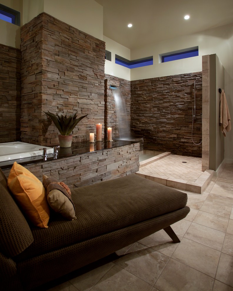 Cette photo montre une grande salle de bain principale moderne avec une baignoire en alcôve, une douche ouverte, un carrelage beige, un carrelage marron, un carrelage de pierre, un mur beige, un sol en carrelage de céramique, un plan de toilette en granite, un sol beige et aucune cabine.