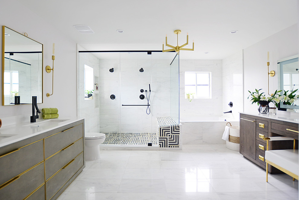 Exempel på ett stort modernt vit vitt en-suite badrum, med möbel-liknande, skåp i mellenmörkt trä, ett platsbyggt badkar, en dubbeldusch, en toalettstol med hel cisternkåpa, vit kakel, porslinskakel, vita väggar, klinkergolv i porslin, ett konsol handfat, marmorbänkskiva, vitt golv och dusch med skjutdörr