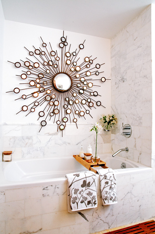 Cette photo montre une salle de bain principale tendance de taille moyenne avec des portes de placard blanches, une baignoire en alcôve, un carrelage blanc, un carrelage de pierre, un mur blanc et parquet en bambou.
