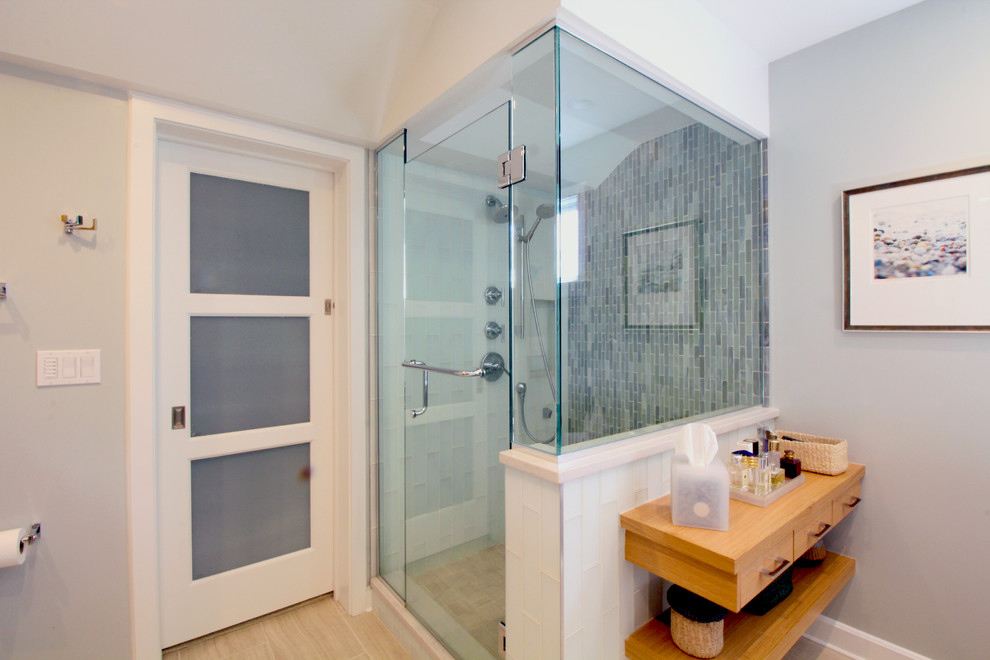 Свежая идея для дизайна: главная ванная комната среднего размера в стиле модернизм с плоскими фасадами, светлыми деревянными фасадами, угловым душем, разноцветной плиткой, плиткой из листового стекла, серыми стенами, полом из керамогранита, столешницей из искусственного кварца, инсталляцией, врезной раковиной, серым полом и душем с распашными дверями - отличное фото интерьера