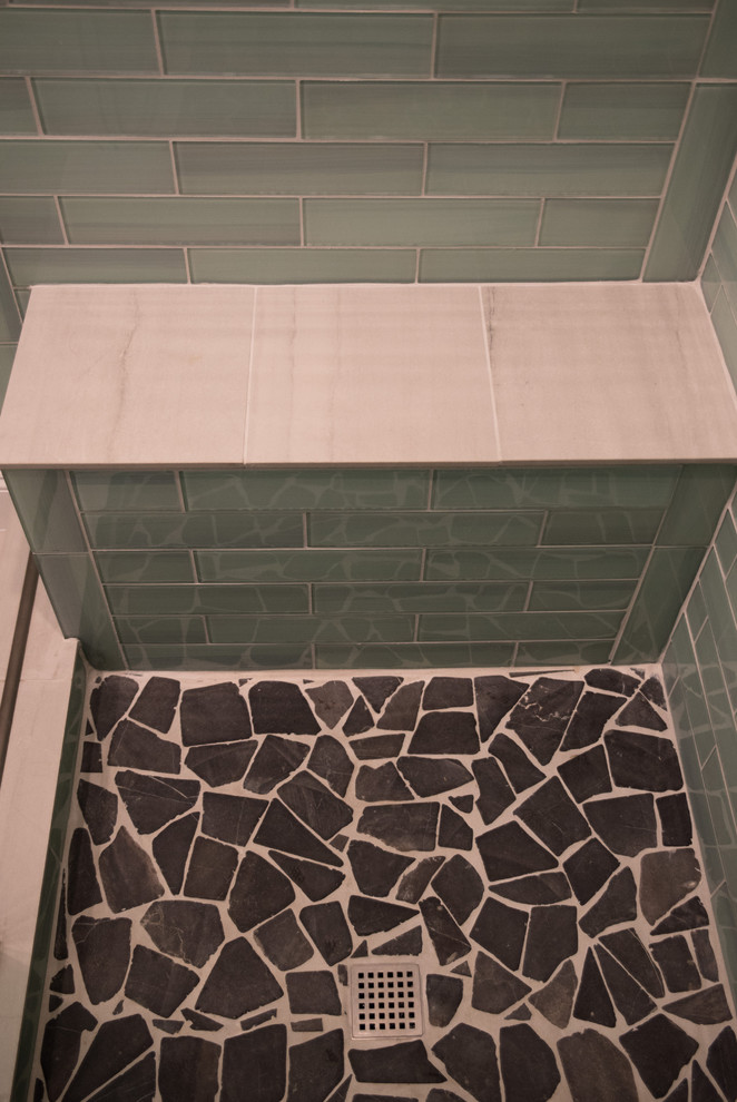Exempel på ett mellanstort klassiskt badrum med dusch, med släta luckor, skåp i mellenmörkt trä, en dusch i en alkov, en toalettstol med separat cisternkåpa, grå väggar, klinkergolv i keramik och ett integrerad handfat
