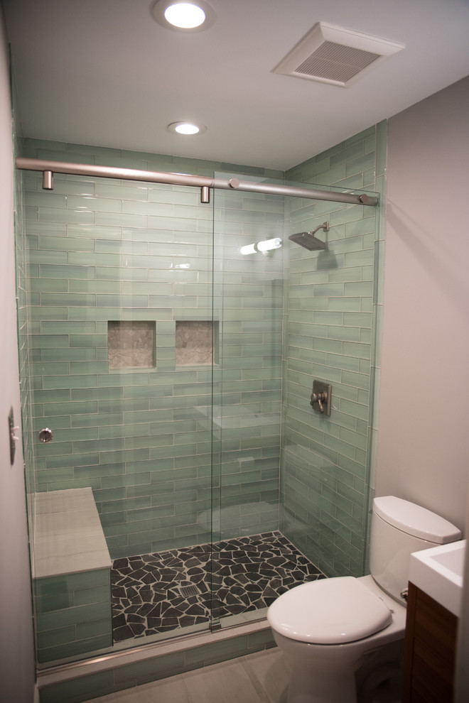 Пример оригинального дизайна: ванная комната среднего размера в стиле неоклассика (современная классика) с темными деревянными фасадами, душем в нише, раздельным унитазом, серыми стенами, полом из керамической плитки, душевой кабиной, монолитной раковиной, плоскими фасадами, зеленой плиткой, керамической плиткой, столешницей из искусственного камня, бежевым полом и душем с раздвижными дверями