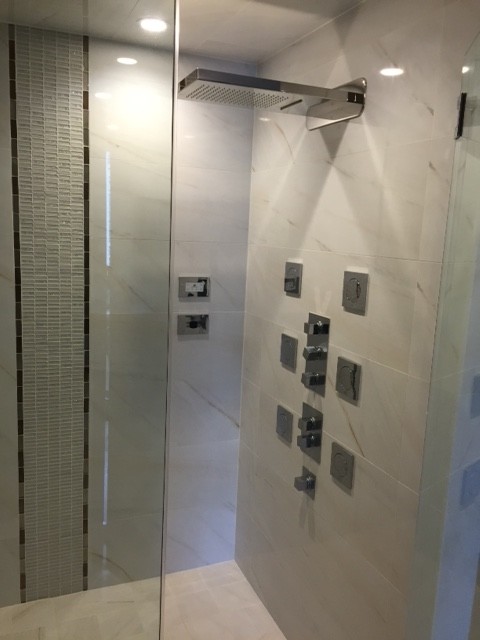 Exempel på ett stort modernt en-suite badrum, med släta luckor, skåp i mörkt trä, grå kakel, vita väggar, marmorgolv, bänkskiva i kvarts, vitt golv, en dusch i en alkov, marmorkakel och dusch med gångjärnsdörr