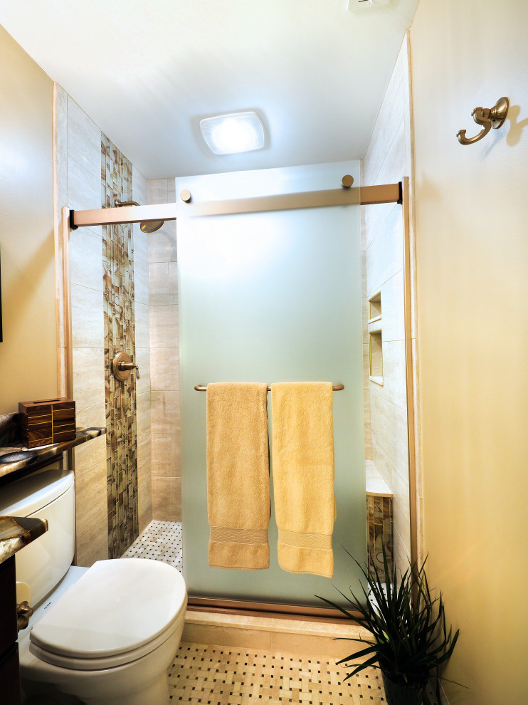 Idee per una stanza da bagno minimal con ante con riquadro incassato, ante in legno bruno, doccia alcova, piastrelle beige, piastrelle in gres porcellanato, pareti beige, pavimento beige, porta doccia scorrevole e pavimento in marmo