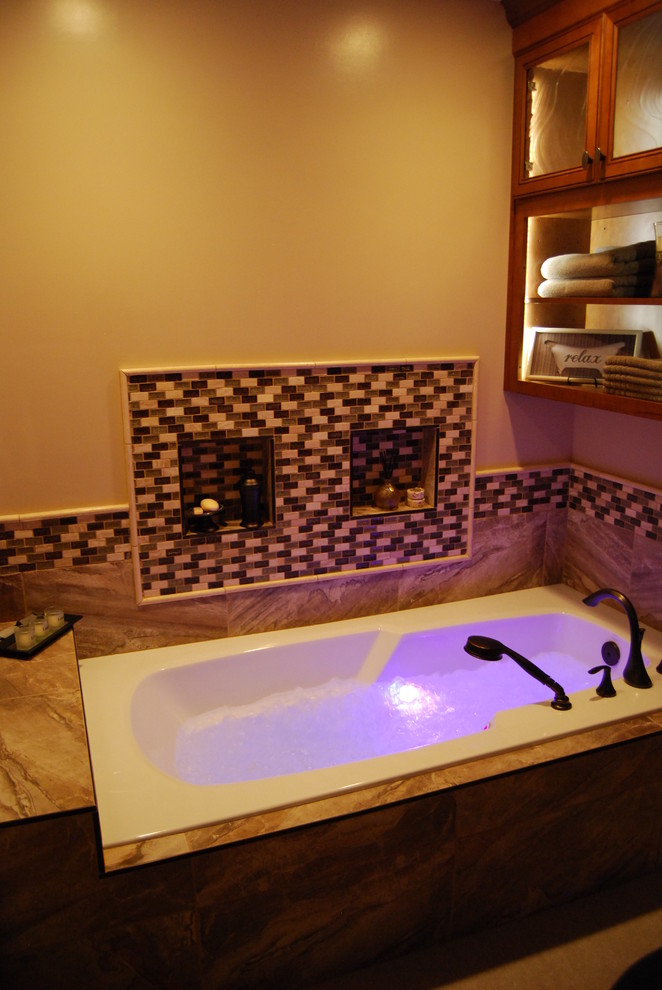 Exempel på ett mellanstort klassiskt badrum med dusch, med ett platsbyggt badkar, brun kakel, porslinskakel, beige väggar, en toalettstol med separat cisternkåpa, ett undermonterad handfat, skåp i mellenmörkt trä, granitbänkskiva, öppna hyllor, klinkergolv i keramik och beiget golv