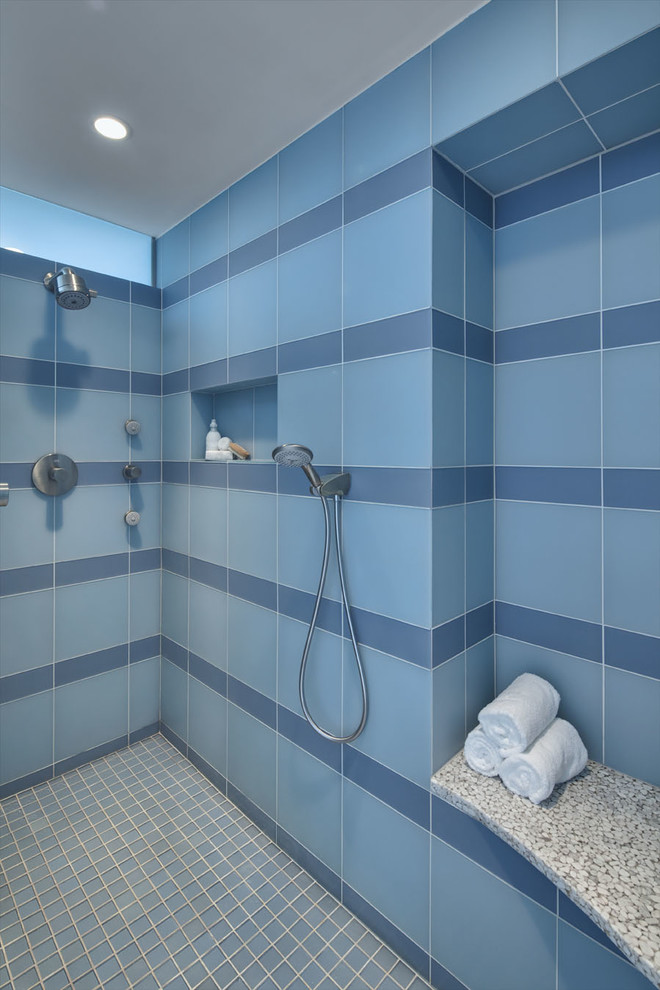 Свежая идея для дизайна: большая главная ванная комната в стиле модернизм с плоскими фасадами, фасадами цвета дерева среднего тона, отдельно стоящей ванной, синей плиткой, стеклянной плиткой и полом из керамогранита - отличное фото интерьера