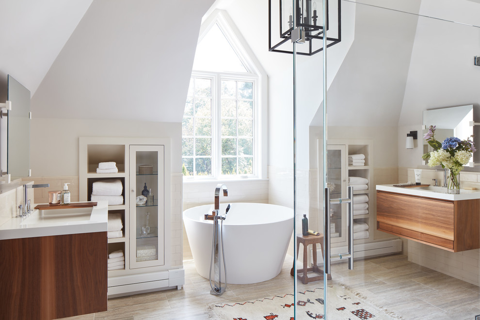 Пример оригинального дизайна: большая главная ванная комната в современном стиле с плоскими фасадами, фасадами цвета дерева среднего тона, японской ванной, открытым душем, раздельным унитазом, бежевой плиткой, керамической плиткой, белыми стенами, полом из керамической плитки, монолитной раковиной, столешницей из искусственного камня, разноцветным полом, душем с распашными дверями и белой столешницей