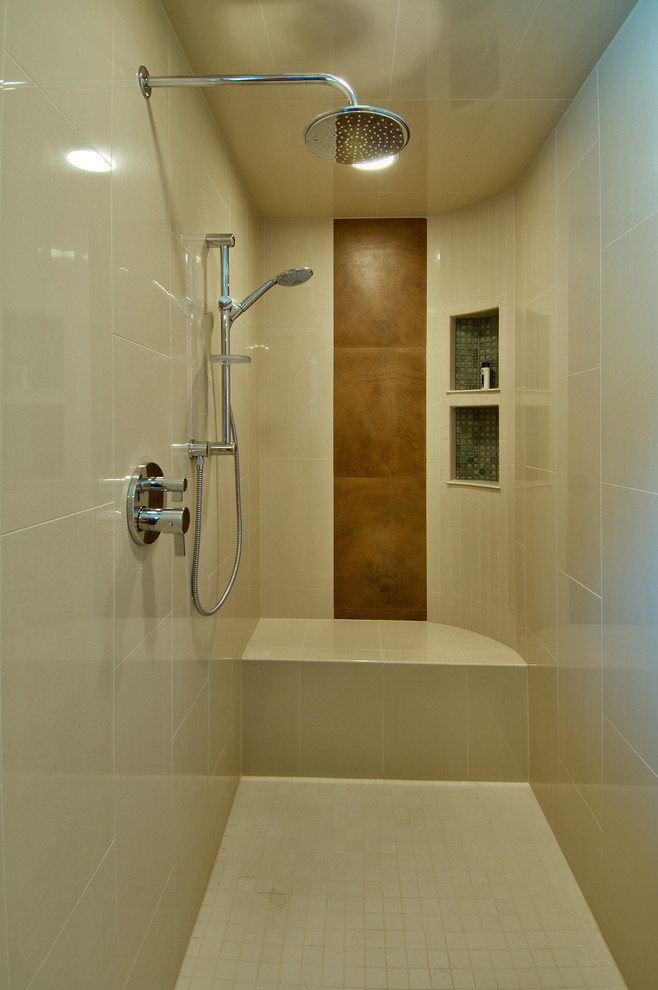 Imagen de cuarto de baño principal contemporáneo con armarios con paneles lisos, bañera japonesa, paredes beige y suelo beige