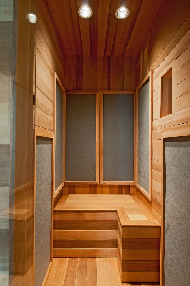 На фото: главная ванная комната в восточном стиле с плоскими фасадами, японской ванной, бежевыми стенами и бежевым полом с