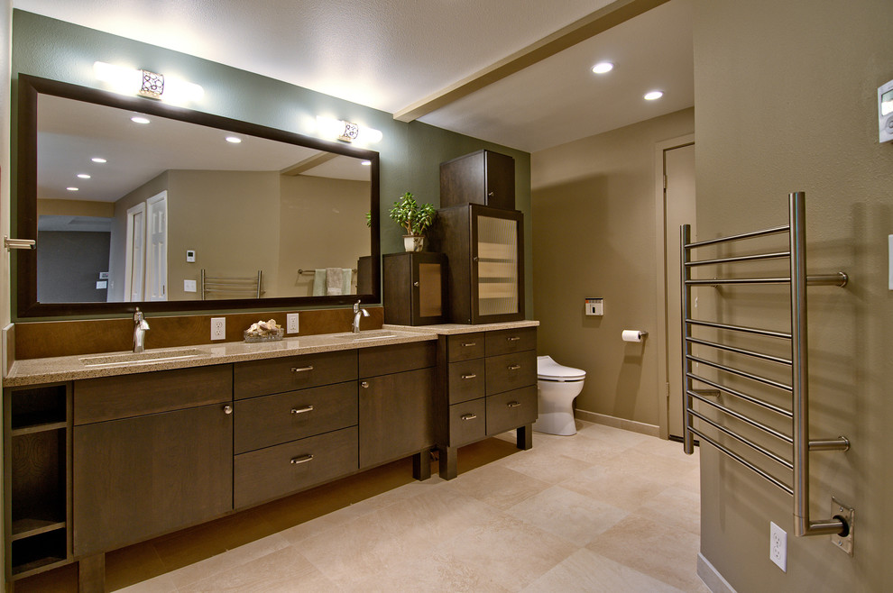 Inspiration pour une salle de bain principale design avec un placard à porte plane, un bain japonais, un mur beige et un sol beige.