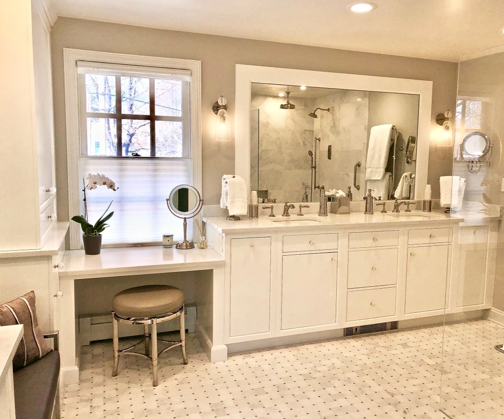 Ejemplo de cuarto de baño principal clásico con armarios con paneles lisos, puertas de armario blancas y encimera de cuarzo compacto