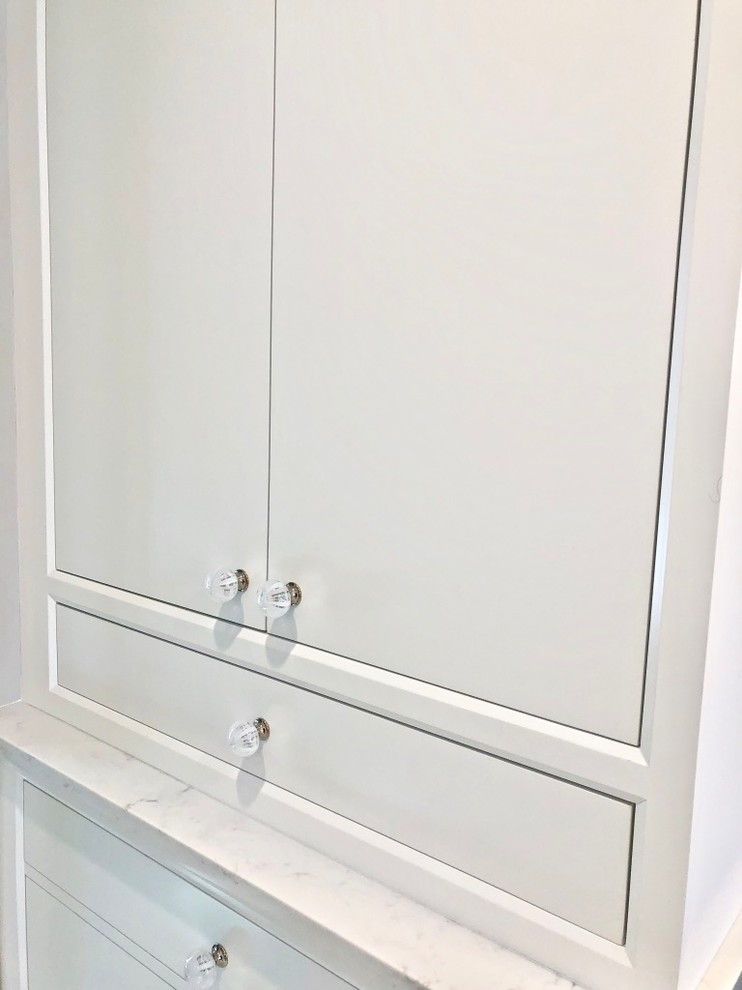Klassisches Badezimmer En Suite mit flächenbündigen Schrankfronten, weißen Schränken und Quarzwerkstein-Waschtisch in New York