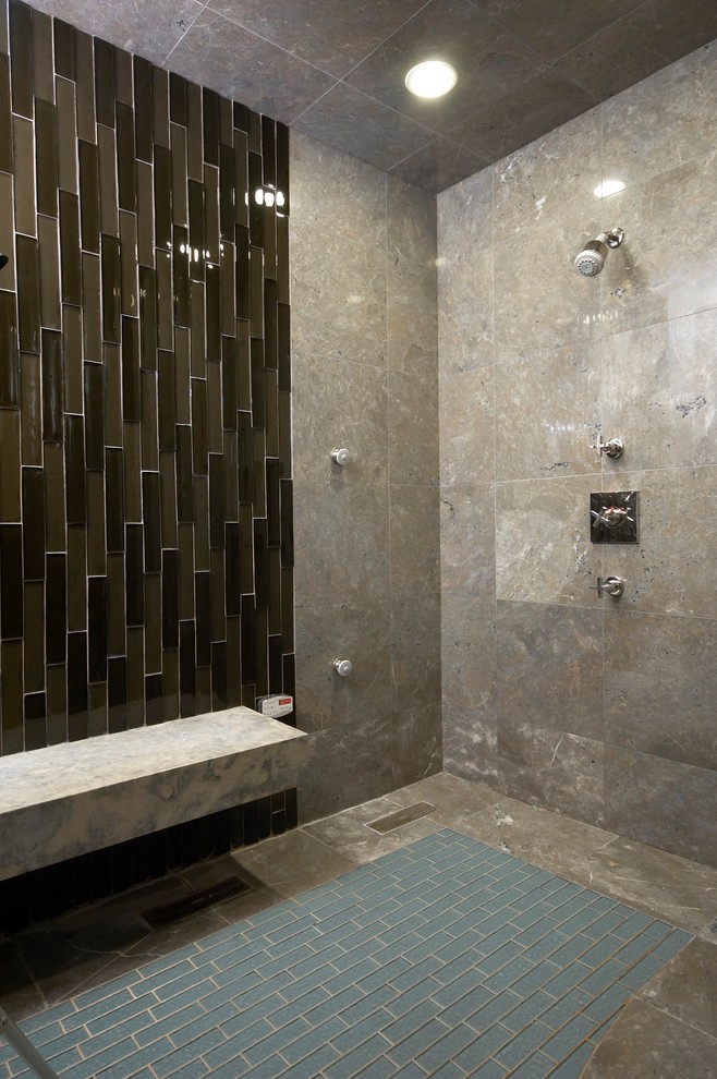 Пример оригинального дизайна: огромная главная ванная комната в стиле модернизм с фасадами с выступающей филенкой, темными деревянными фасадами, японской ванной, двойным душем, унитазом-моноблоком, синей плиткой, стеклянной плиткой, бежевыми стенами, полом из известняка, врезной раковиной и столешницей из известняка