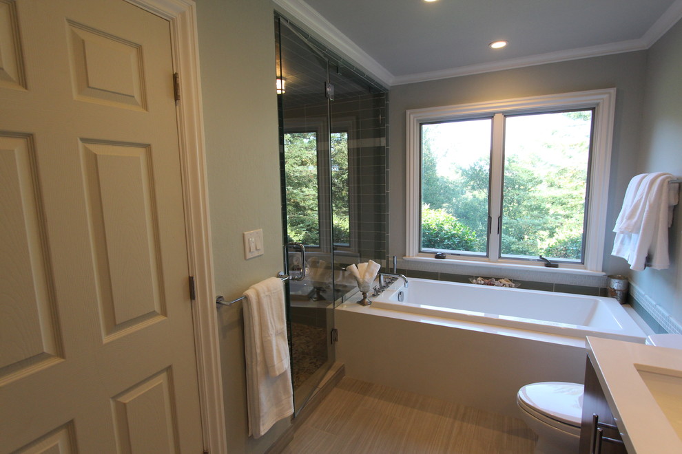 Exemple d'un sauna tendance en bois foncé de taille moyenne avec un lavabo encastré, un placard à porte plane, un plan de toilette en quartz modifié, une baignoire posée, WC séparés, un carrelage vert, un carrelage en pâte de verre, un mur gris et un sol en carrelage de porcelaine.