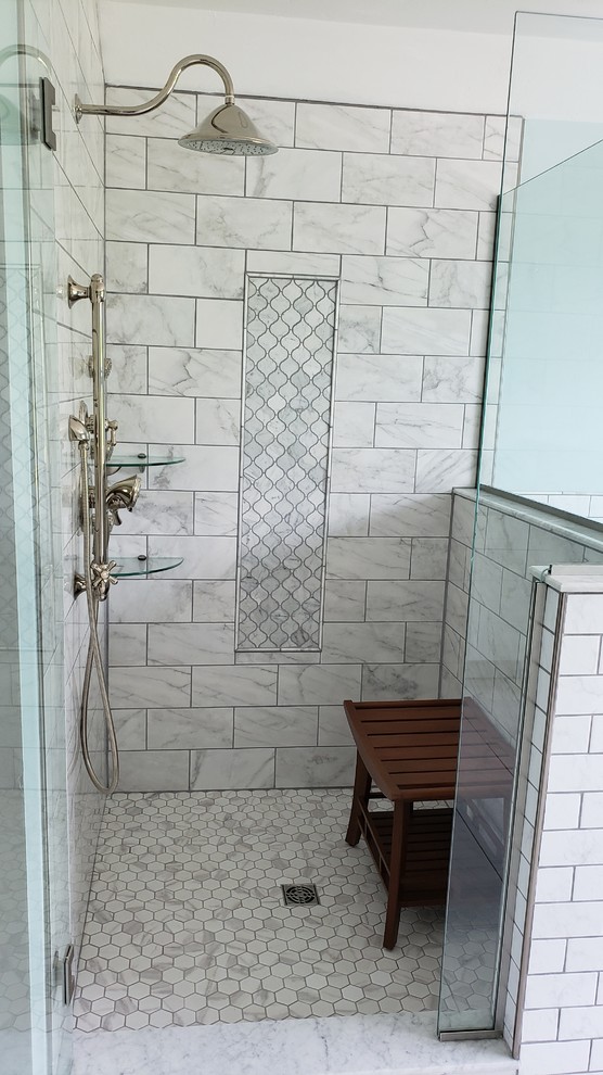 На фото: главная ванная комната среднего размера в стиле модернизм с фасадами в стиле шейкер, белыми фасадами, ванной на ножках, открытым душем, раздельным унитазом, разноцветной плиткой, керамогранитной плиткой, синими стенами, полом из керамогранита, врезной раковиной, столешницей из кварцита, разноцветным полом, душем с распашными дверями и разноцветной столешницей