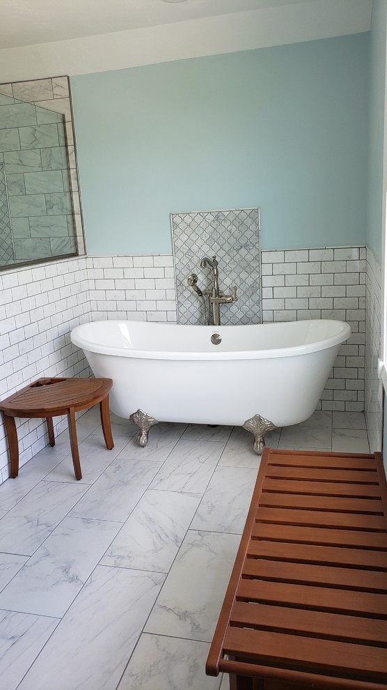Свежая идея для дизайна: главная ванная комната среднего размера в стиле модернизм с фасадами в стиле шейкер, белыми фасадами, ванной на ножках, открытым душем, раздельным унитазом, разноцветной плиткой, керамогранитной плиткой, синими стенами, полом из керамогранита, врезной раковиной, столешницей из кварцита, разноцветным полом, душем с распашными дверями и разноцветной столешницей - отличное фото интерьера