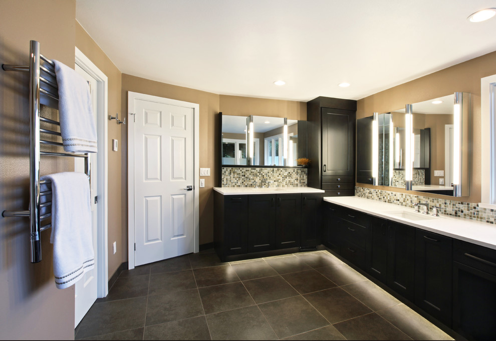 Exemple d'une grande salle de bain principale tendance en bois foncé avec un placard à porte plane, une baignoire posée, WC à poser, un carrelage en pâte de verre, un sol en carrelage de porcelaine, un lavabo encastré, un plan de toilette en quartz modifié, une douche d'angle, un carrelage noir et blanc, un carrelage multicolore et un mur beige.