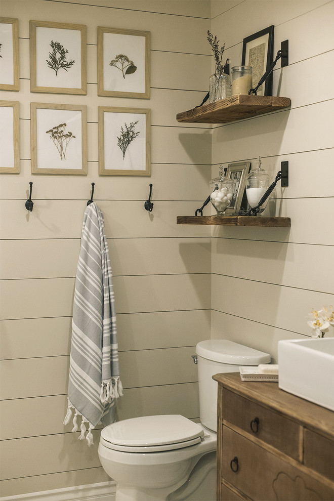 Inspiration pour une salle de bain principale rustique en bois brun de taille moyenne avec une douche double, un carrelage blanc, une plaque de galets, un mur beige, un sol en galet, une vasque, un sol beige et aucune cabine.