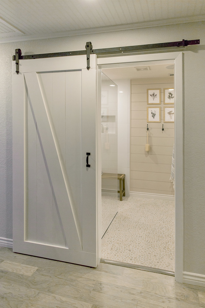 Идея дизайна: главная ванная комната среднего размера в стиле кантри с фасадами цвета дерева среднего тона, двойным душем, белой плиткой, галечной плиткой, бежевыми стенами, полом из галечной плитки, настольной раковиной, бежевым полом и открытым душем