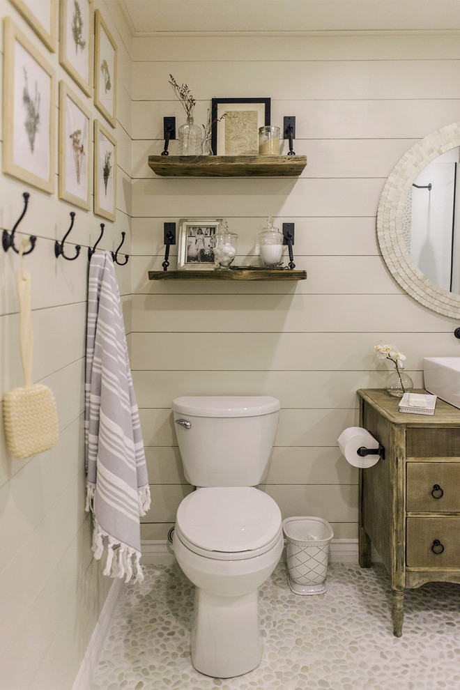 Bild på ett mellanstort lantligt en-suite badrum, med skåp i mellenmörkt trä, en dubbeldusch, vit kakel, kakel i småsten, beige väggar, klinkergolv i småsten, ett fristående handfat, beiget golv och med dusch som är öppen