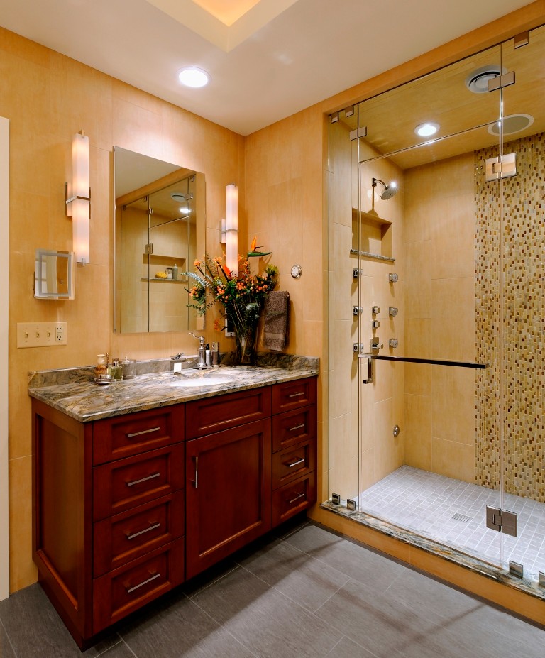 Пример оригинального дизайна: главная ванная комната среднего размера в классическом стиле с темными деревянными фасадами, отдельно стоящей ванной, открытым душем, серой плиткой, бежевыми стенами, врезной раковиной, фасадами с утопленной филенкой, унитазом-моноблоком, керамогранитной плиткой, полом из керамогранита и столешницей из кварцита
