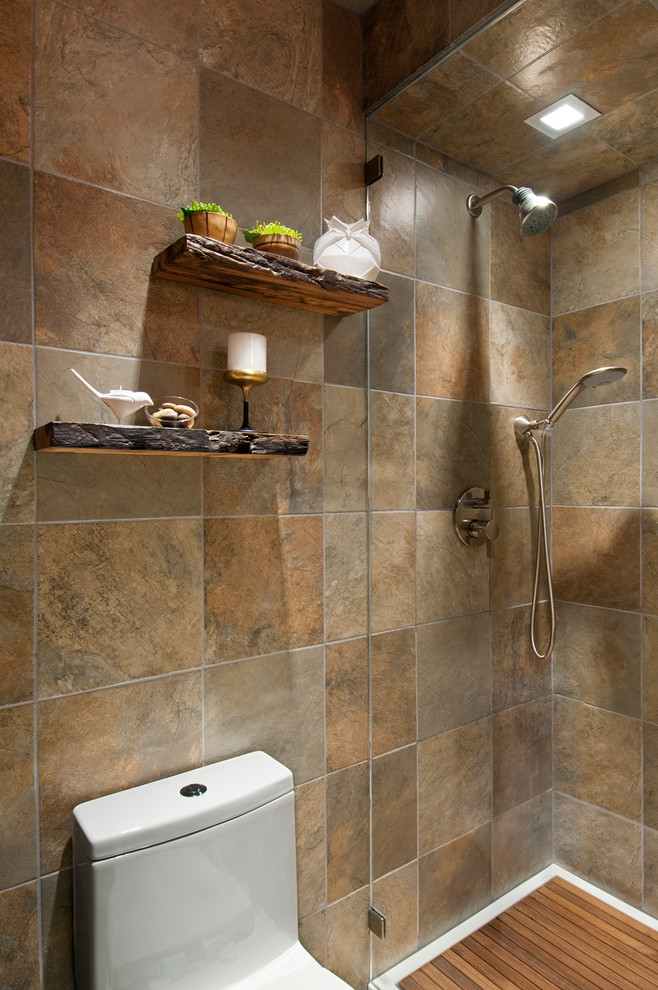 Cette photo montre une salle de bain montagne en bois brun de taille moyenne avec une vasque, un placard en trompe-l'oeil, un plan de toilette en granite, WC à poser, un carrelage multicolore, des carreaux de porcelaine, un mur multicolore et un sol en carrelage de porcelaine.