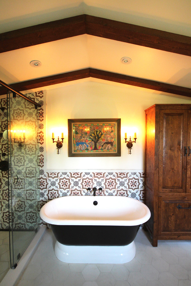 Bild på ett mellanstort medelhavsstil en-suite badrum, med möbel-liknande, skåp i mellenmörkt trä, ett fristående badkar, en dusch i en alkov, keramikplattor, beige väggar, klinkergolv i keramik och flerfärgad kakel