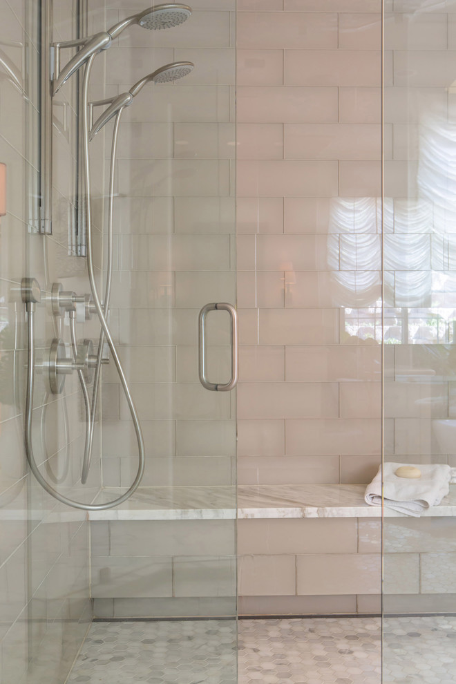 Diseño de cuarto de baño principal tradicional renovado grande con ducha esquinera, baldosas y/o azulejos grises, baldosas y/o azulejos de vidrio, paredes grises y suelo de mármol