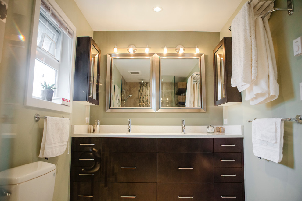 Exemple d'une salle de bain tendance en bois foncé avec un lavabo posé, un placard à porte plane et un mur beige.