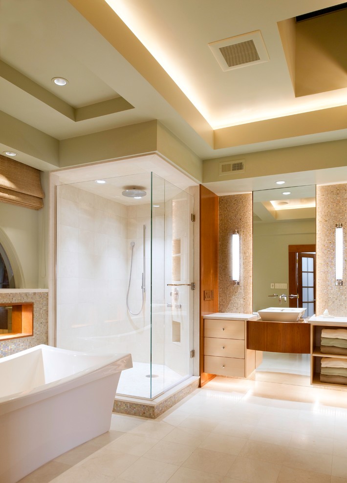 Пример оригинального дизайна: главная ванная комната среднего размера в современном стиле с настольной раковиной, плоскими фасадами, светлыми деревянными фасадами, отдельно стоящей ванной, угловым душем и бежевыми стенами