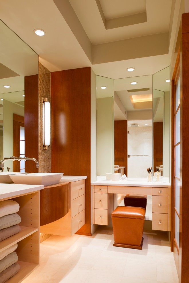 Idee per una stanza da bagno padronale design di medie dimensioni con lavabo a bacinella, ante lisce, ante in legno chiaro, vasca freestanding, doccia ad angolo, piastrelle multicolore, pareti beige e piastrelle a mosaico